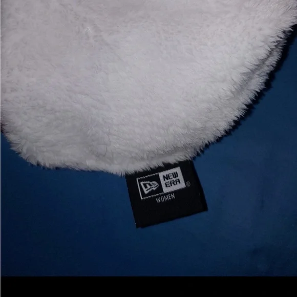 University of Alabama New Era White Fleece-Lined Beanie With Pom Pom NWOT - Picture 3 of 3